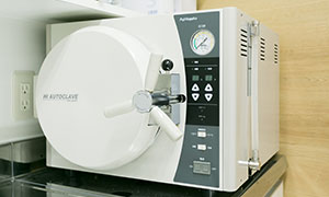 治療器具は高圧滅菌器で徹底的に滅菌